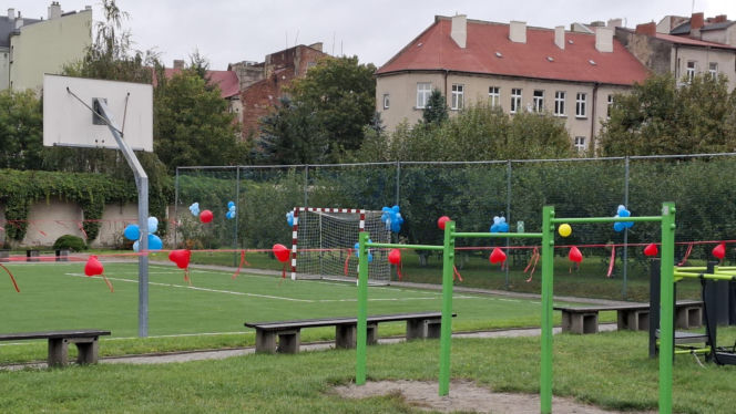 Zmodernizowane boisko przy Szkole Podstawowej Sióstr Nazaretanek w Kaliszu już otwarte