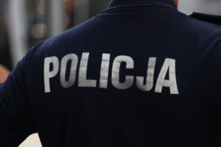 Pies zamknięty w aucie w Zielonej Górze. Policjanci wybili szybę, by go uratować