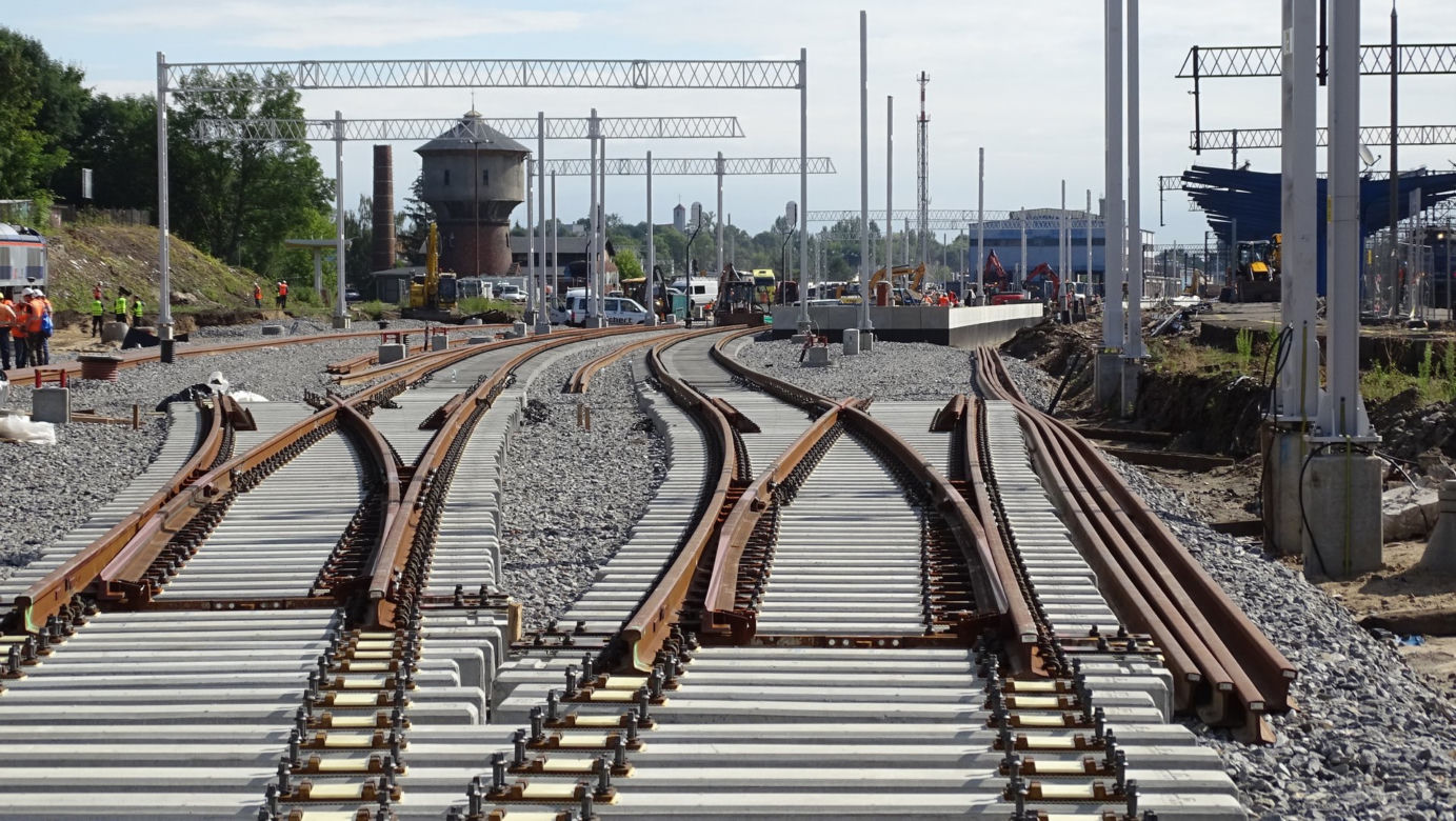 Tak zmienia się stacja PKP Olsztyn Główny. Rośnie konstrukcja nowego peronu, przybywa nowych torów [ZDJĘCIA]