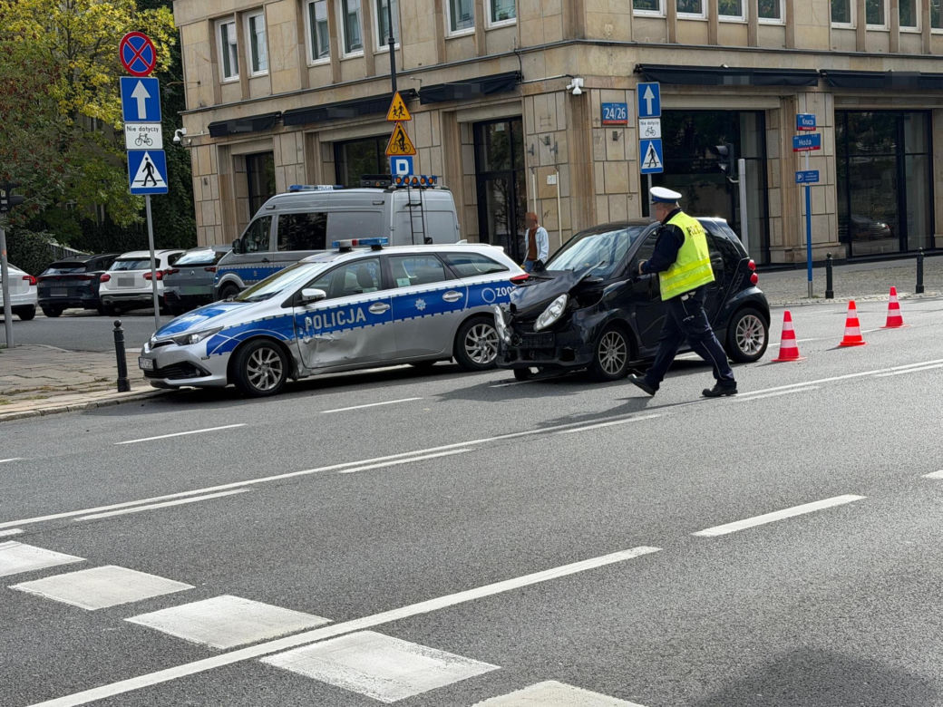 Zderzenie radiowozu na sygnale ze smartem w centrum Warszawy. Policjant trafił do szpitala