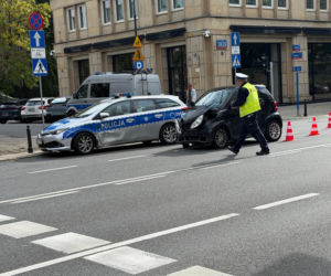 Zderzenie radiowozu na sygnale ze smartem w centrum Warszawy. Policjant trafił do szpitala