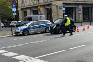 Zderzenie radiowozu na sygnale ze smartem w centrum Warszawy. Policjant trafił do szpitala