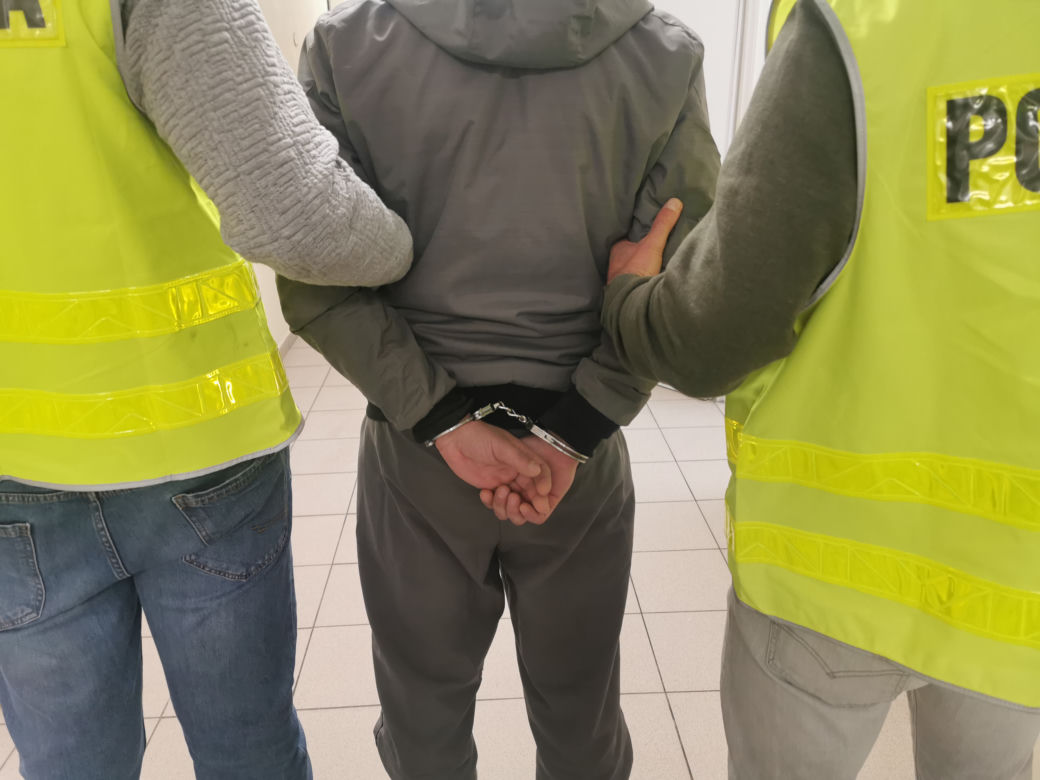 Szarpanina w białostockiej drogerii. Mężczyzna POGRYZŁ ochroniarza do żywej krwi