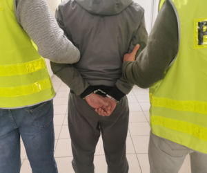 Szarpanina w białostockiej drogerii. Mężczyzna POGRYZŁ ochroniarza do żywej krwi