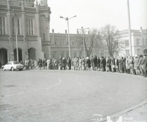 Kolejka na postoju taksówek przed Dworcem Głównym PKP