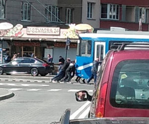 Darmowa siłownia w Krakowie! Pasażerowie musieli pchać tramwaj!