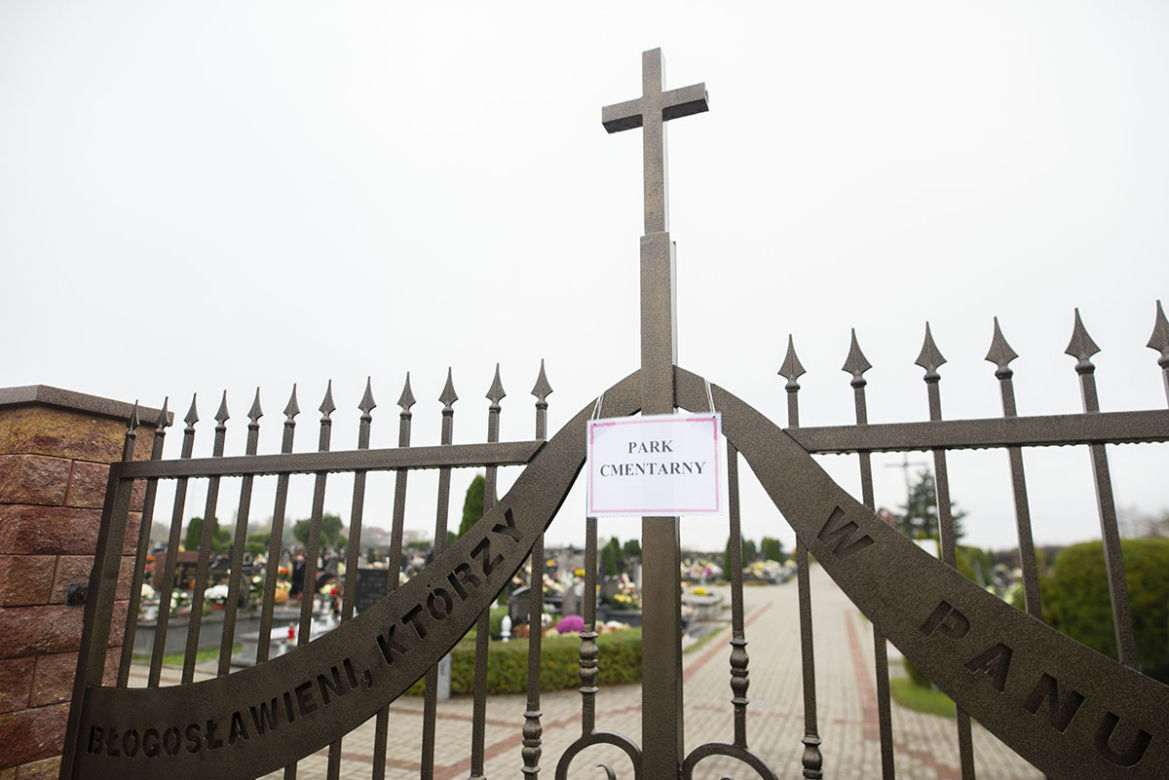Ksiądz zamienił cmentarz na park, żeby wierni odwiedzili groby