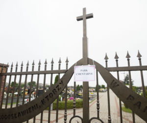 Ksiądz zamienił cmentarz na park, żeby wierni odwiedzili groby