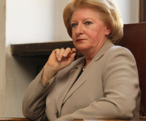 Była pierwszą kobietą na stanowisku premiera III RP. Już po roku złożyła dymisję