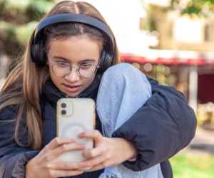 Jak prawidłowo siedzieć z telefonem? Te proste nawyki zapobiegną wadom postawy u dzieci