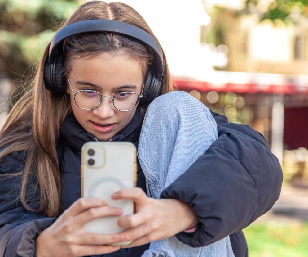 Jak prawidłowo siedzieć z telefonem? Te proste nawyki zapobiegną wadom postawy u dzieci
