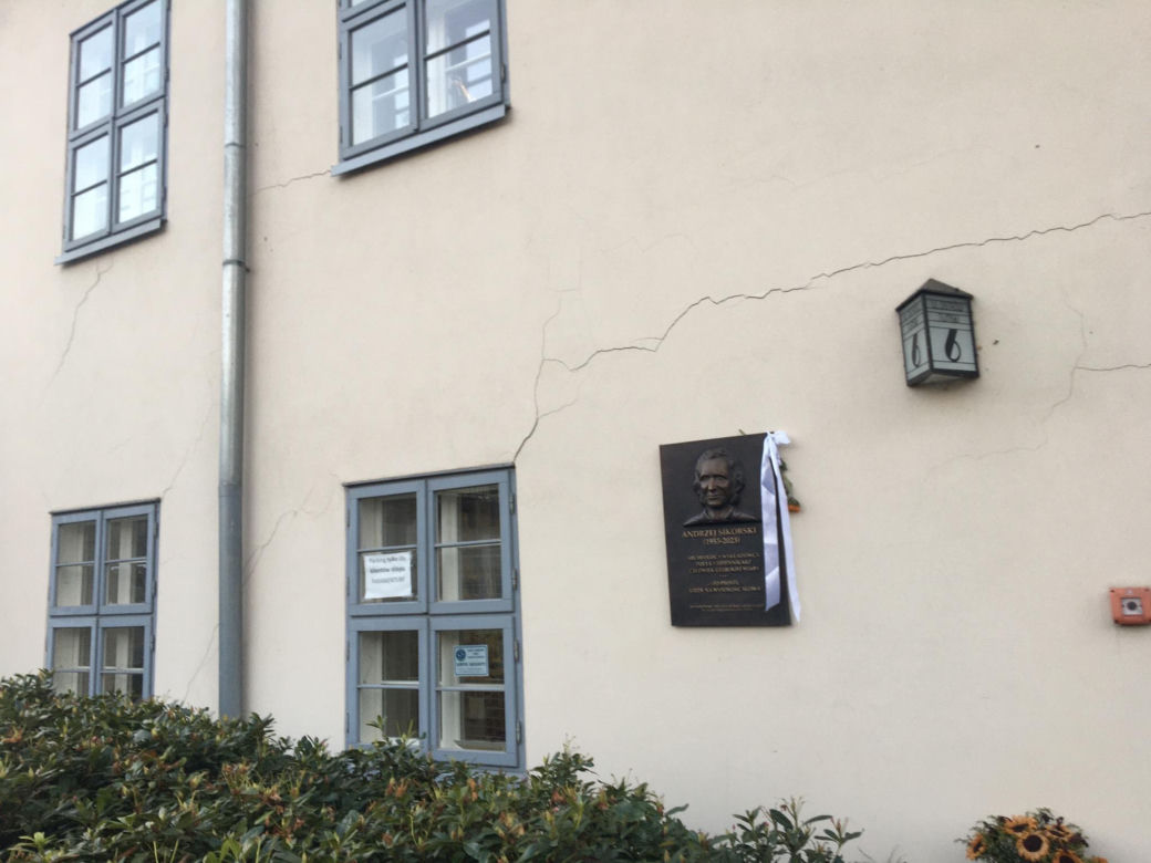 Pęknięcia zabytkowego budynku, Ostrów Tumski