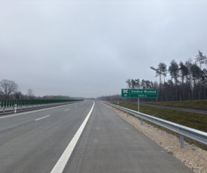 Na autostradzie A2 na wschód od Warszawy prace idą pełną parą, zarówno w dzień, jak i po zmroku