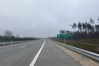 Na autostradzie A2 na wschód od Warszawy prace idą pełną parą, zarówno w dzień, jak i po zmroku