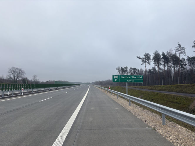 Na autostradzie A2 na wschód od Warszawy prace idą pełną parą, zarówno w dzień, jak i po zmroku