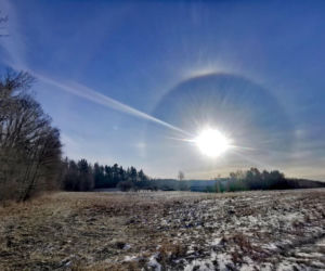 Niezwykły widok nad Dywitami. Mieszkańcy podziwiali OGROMNY PIERŚCIEŃ wokół słońca [ZDJĘCIA]