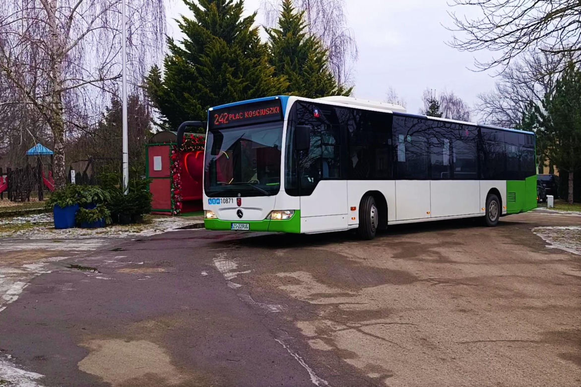 Romantyczny przystanek autobusowy w Moczyłach