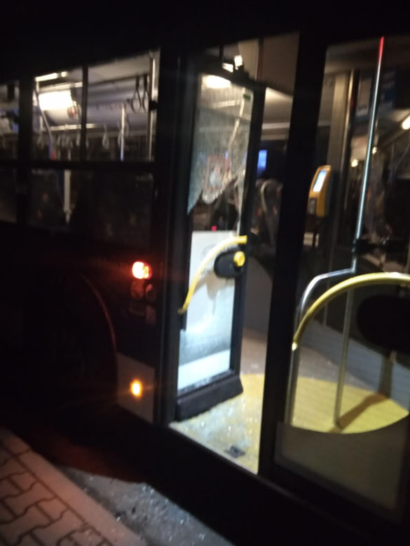 Ostrzelanie autobusu pod Krakowem. Kierowca i pasażerowie cudem uniknęli śmierci!