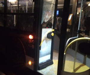 Ostrzelanie autobusu pod Krakowem. Kierowca i pasażerowie cudem uniknęli śmierci!