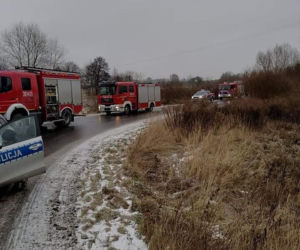 Groźne zderzenie pociągu z samochodem ciężarowym. Ruch na linii Siedlce-Białystok wstrzymany [ZDJĘCIA]