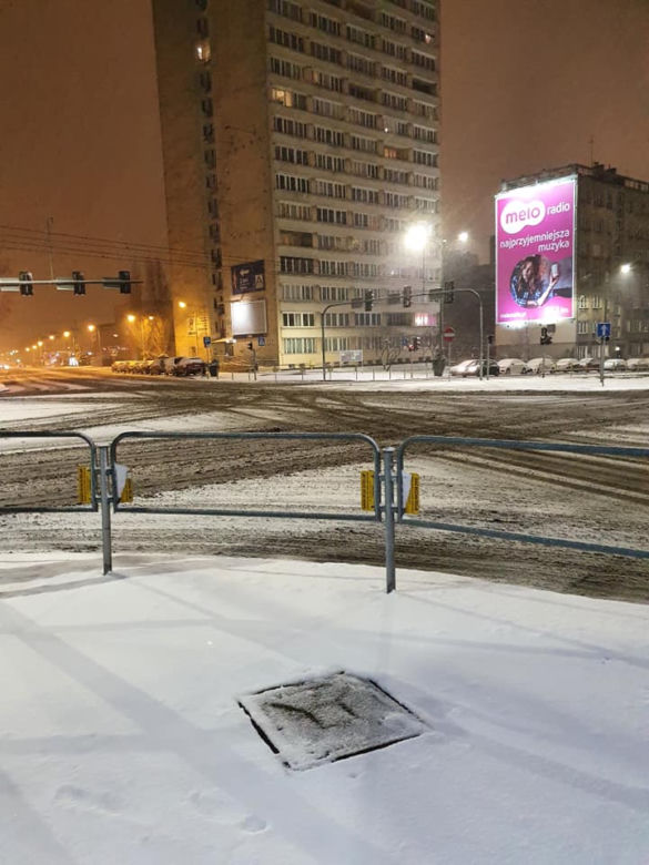 Atak zimy na Śląsku. Na drogach jest armageddon i ślizgawica. Cieżarówki nie mogą podjechać pod wzniesienia [ZDJĘCIA]