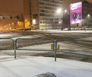Atak zimy na Śląsku. Na drogach jest armageddon i ślizgawica. Cieżarówki nie mogą podjechać pod wzniesienia [ZDJĘCIA]