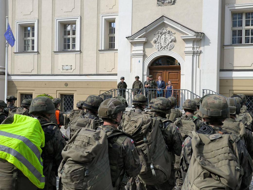 Żołnierze na rynku w Lesznie