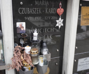Nagrobek Marii Czubaszek i Wojciecha Karolaka