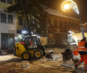 Akcja wywożenia śniegu z Krupówek