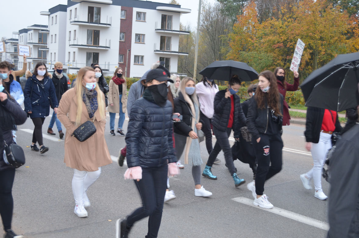 "Z KOBIETAMI NIE WYGRACIE" w Starachowicach też protestowali przed biurami posłów PiS 