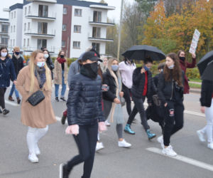 Z KOBIETAMI NIE WYGRACIE w Starachowicach też protestowali przed biurami posłów PiS 