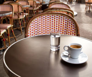 Kawa wlicza się do bilansu płynów? Nowe badania obalają mit, w który wierzyliśmy latami