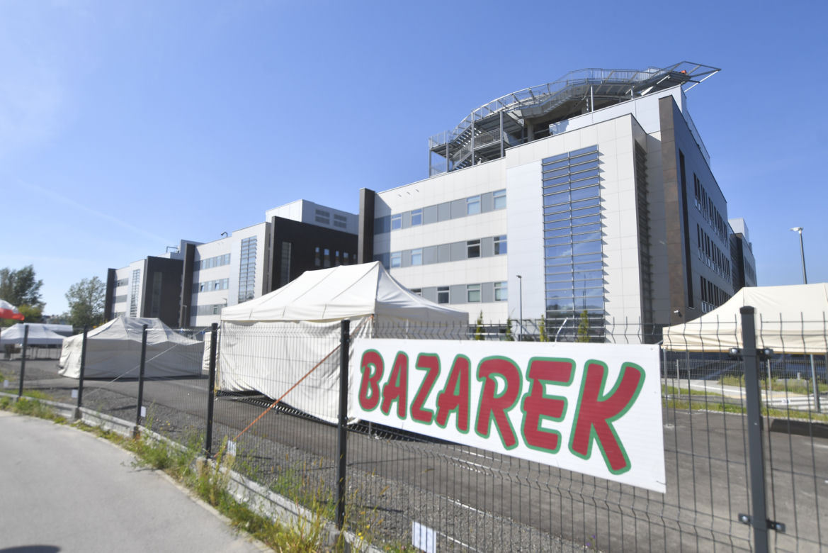 Śmigłowiec wywieje im bazarek? Sprzedawcy nie odpuszczą 