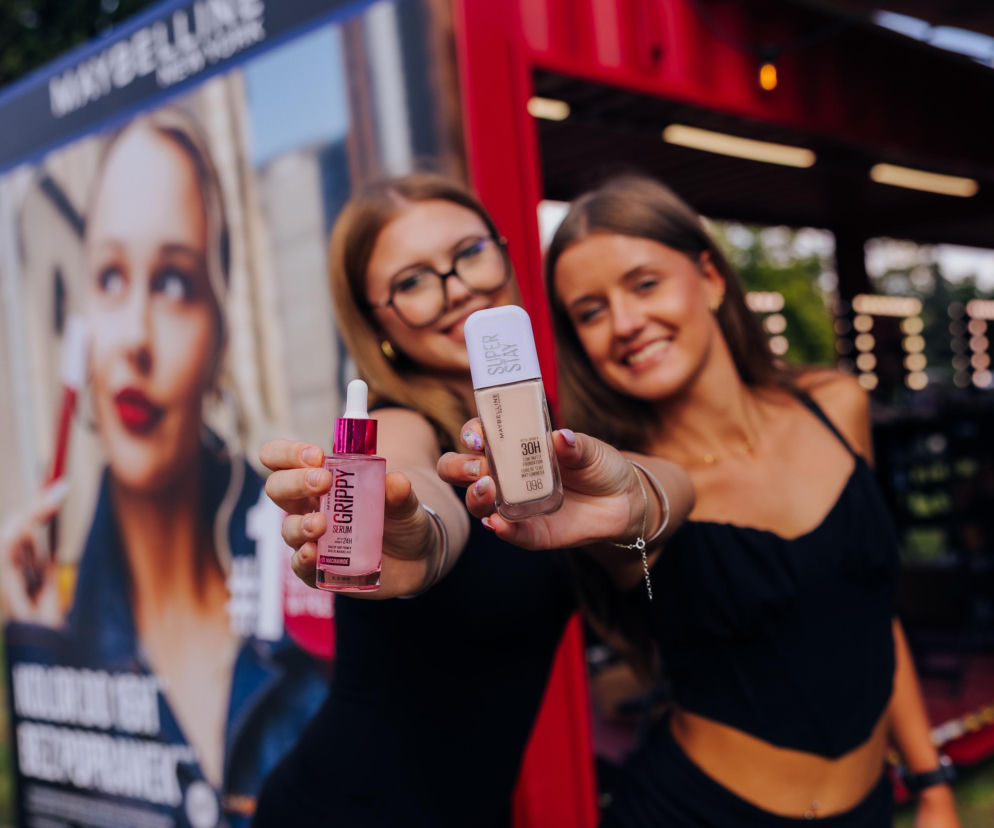 Dwie kobiety pokazują kosmetyki Maybelline na festiwalu Music Stories. Relację z wydarzenia znajdziesz w serwisie SE.