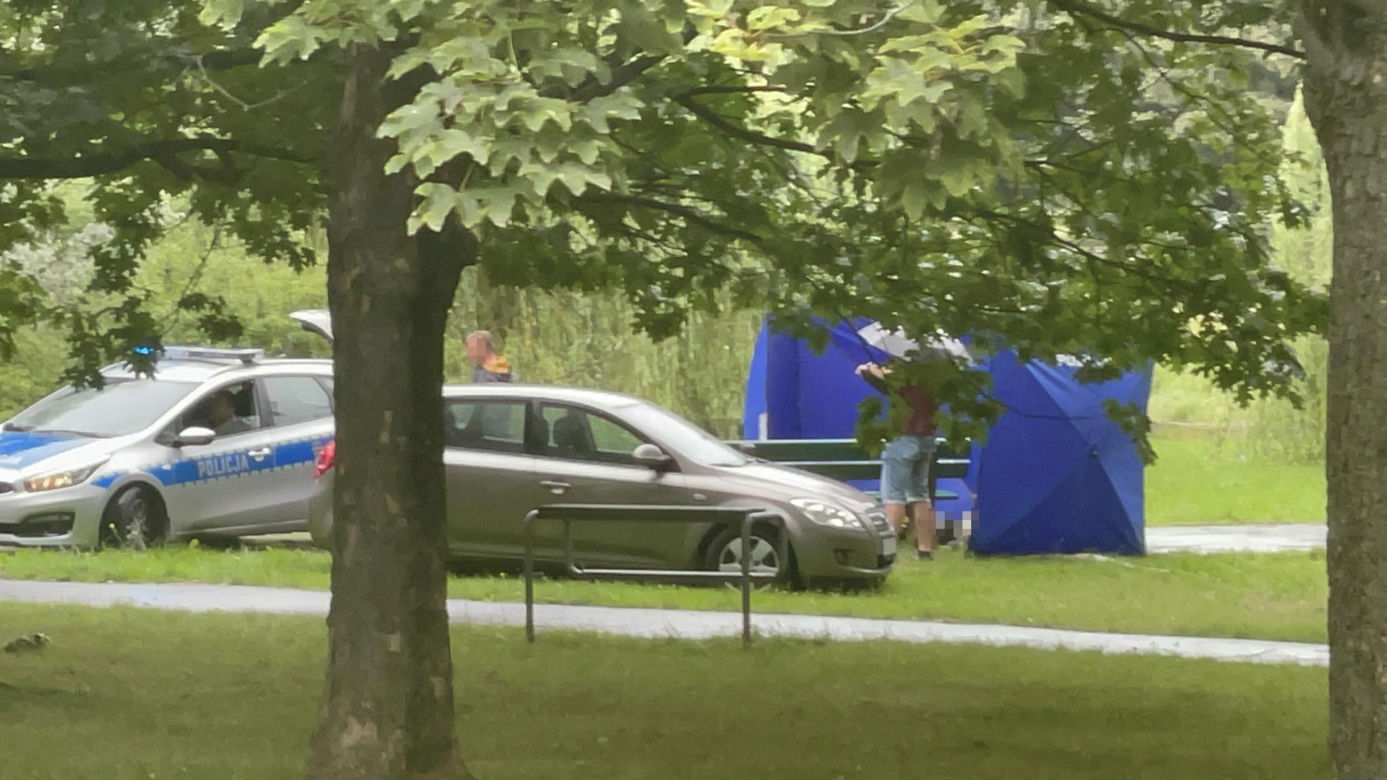 Leżał na ławce bez oznak życia. Ratunek przyszedł za późno
