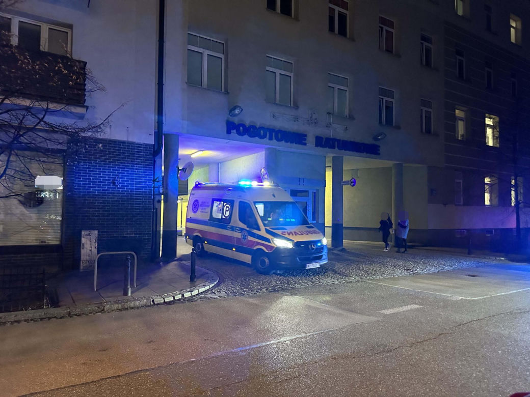 Krwawy atak nożownika w centrum Warszawy. Ofiara walczy o życie, sprawca na wolności
