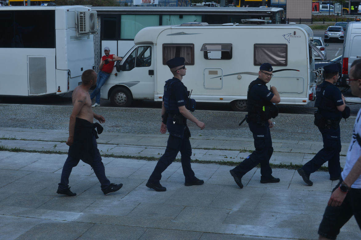 Parada Równości 2021 w Warszawie: ogromne siły policji w centrum miasta	