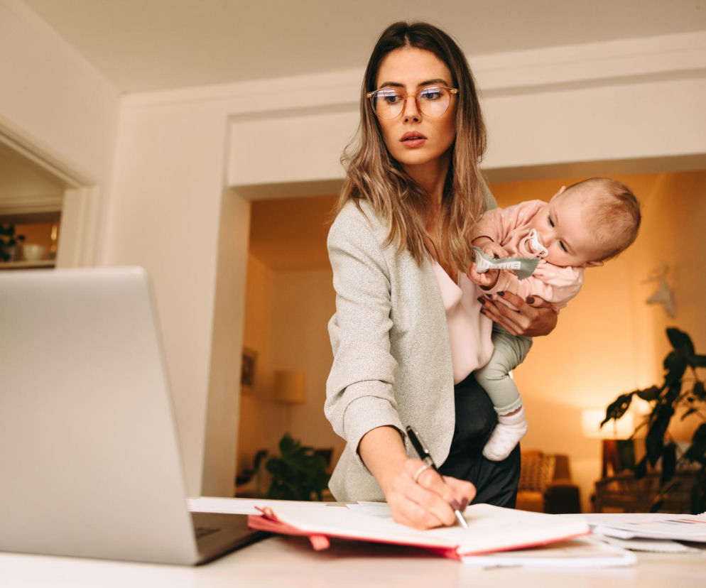 Powrót do pracy po macierzyńskim? Te 4 proste triki uratują twoje poranki i zredukują stres