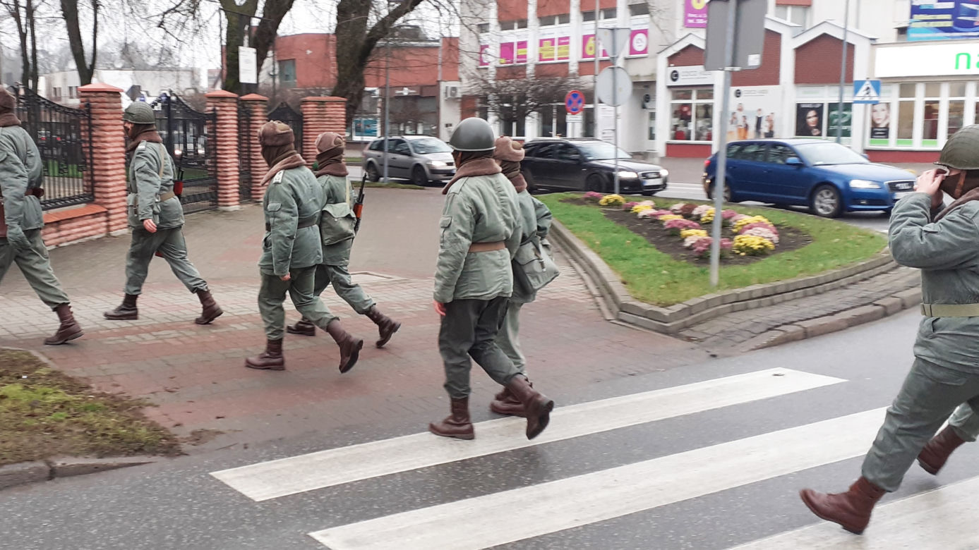 Wojsko na ulicach Iławy! To rekonstruktorzy stanu wojennego