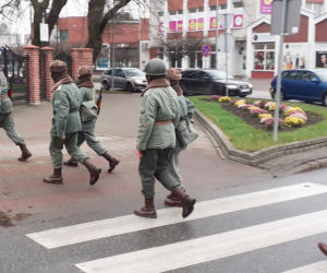 Wojsko na ulicach Iławy! To rekonstruktorzy stanu wojennego