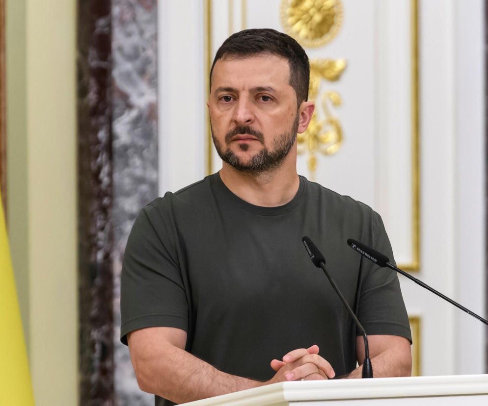 Prezydent Wołodymyr Zełenski przemawia przy mównicy. O sukcesie operacji Vivaldi w Donbasie przeczytasz na SE.