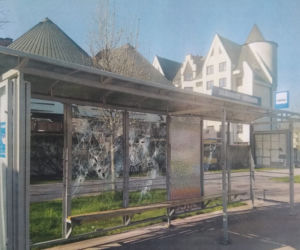 Tarnów. Młody wandal zdemolował wiatę przystankową. Później awanturował się w autobusie 