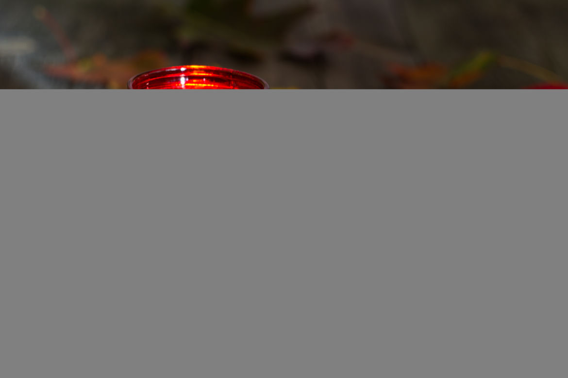 czerwony znicz cmentarz święto zmarłych dzień wszystkich świętych światło