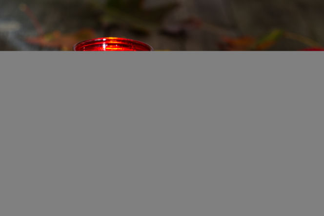 czerwony znicz cmentarz święto zmarłych dzień wszystkich świętych światło