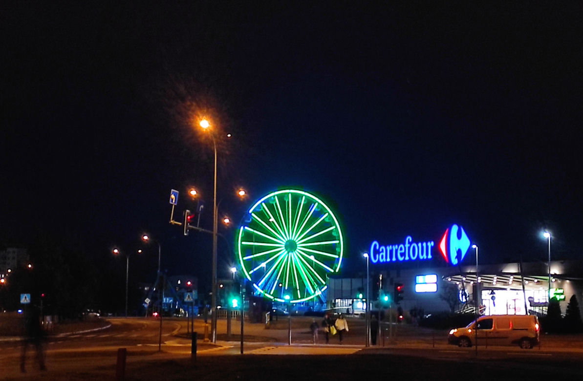 Białystok. Na osiedlu Zielone Wzgórza rozstawił się lunapark