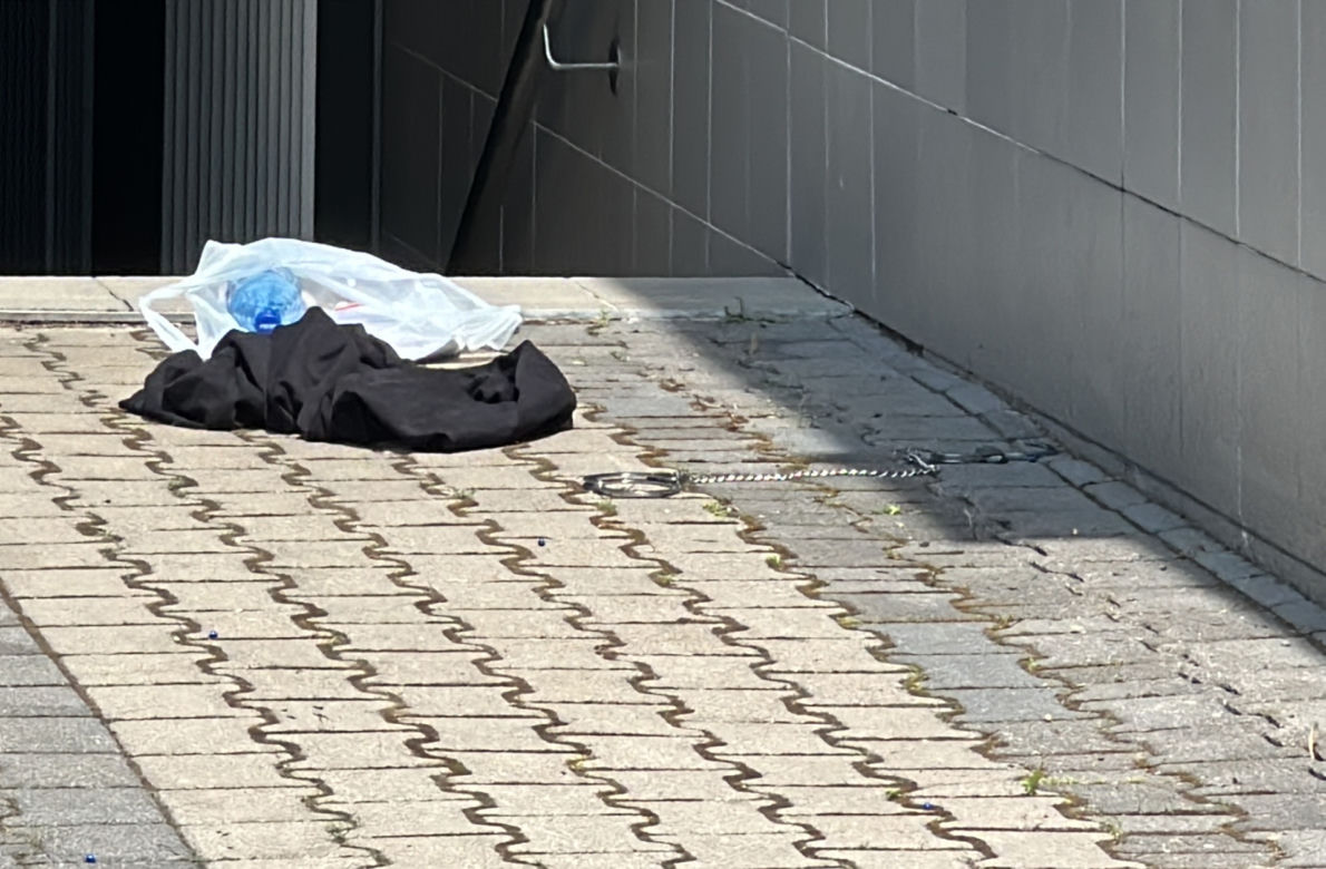 Znokautował policjanta przed sądem i zwiał. Michał ukrywał się w mieszkaniu swojej znajomej. „Był zdziwiony i zaskoczony”