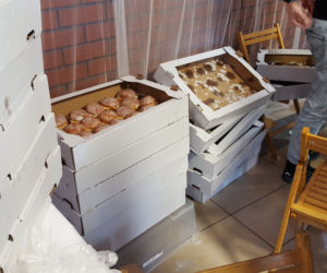 Małe, sprężyste, nadziewane i lukrowane. Trwa charytatywna akcja Pączki do rączki