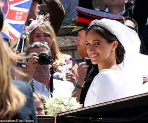 KSIĄŻĘ HARRY I MEGHAN MARKLE W KARECIE - TŁUMY.