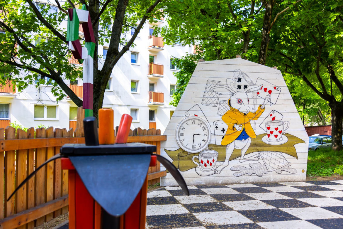 Plac zabaw inspirowany Alicją w krainie czarów