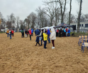 Pomaganie przez morsowanie na plaży w Osiecznej